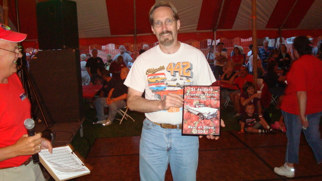 Chuck McLachlan gets his award for his superb 72 Olds 442.