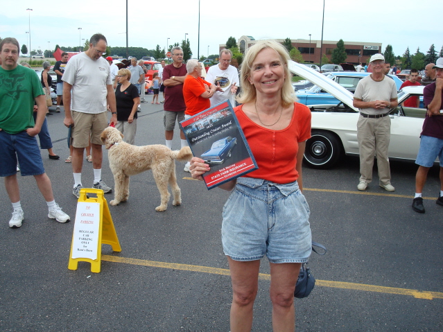 Rick Giffin's better half accepts the Outstanding Cruiser plaque