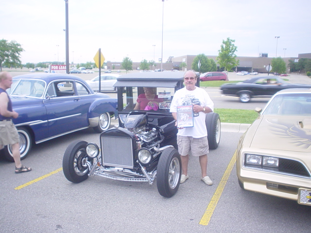 Larry Powell takes the EMS Best Engine plaque his 1925 beauty.